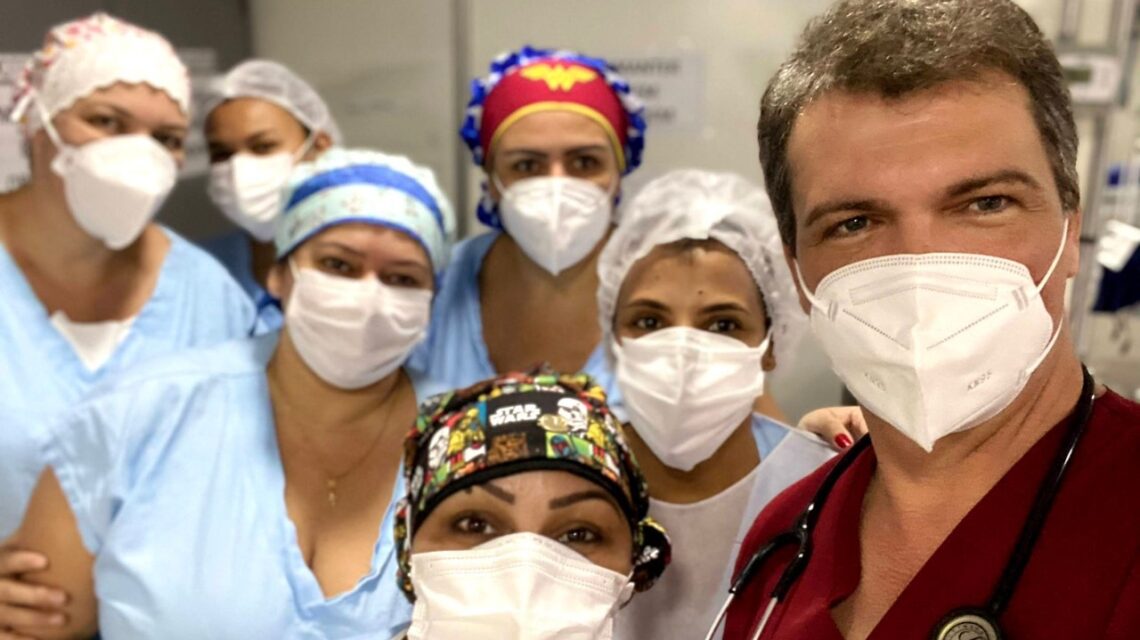 Dr. Rogério Welbert Ribeiro junto de parte de sua equipe da UTI-Covid no Hospital de Campanha de Araraquara