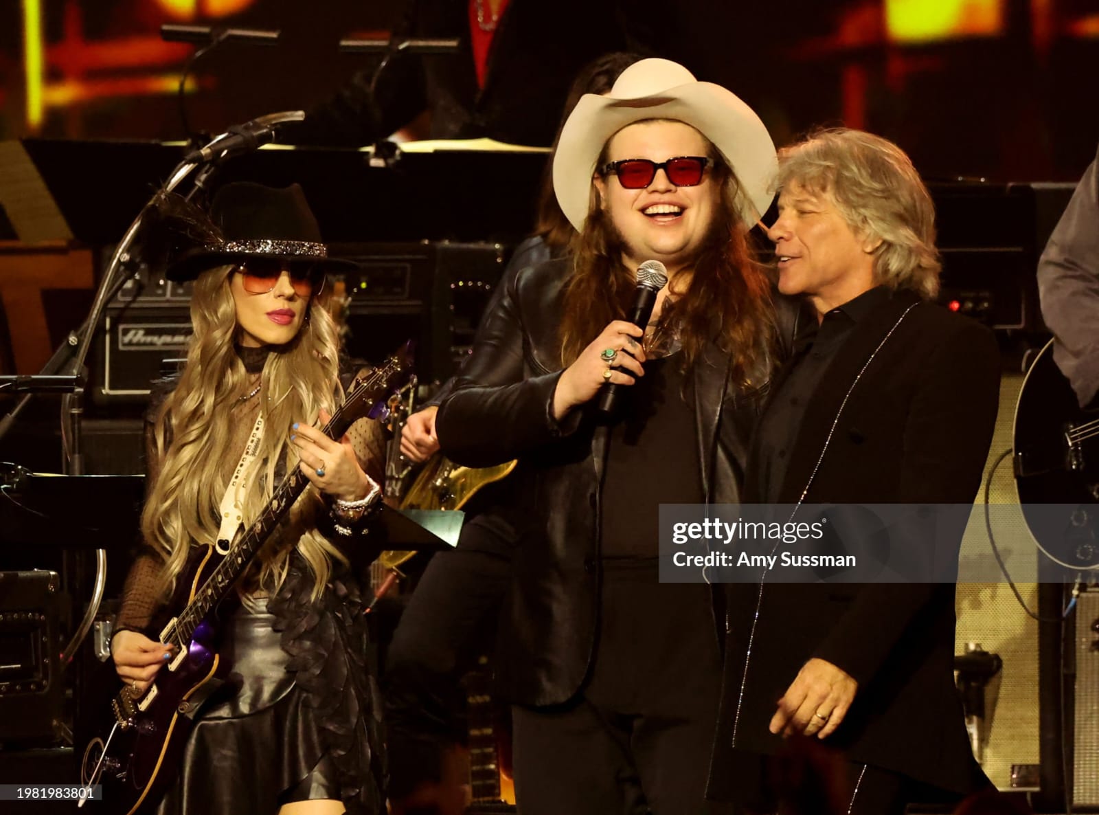 Jon Bon Jovi recebe prêmio na cerimônia do Grammy 