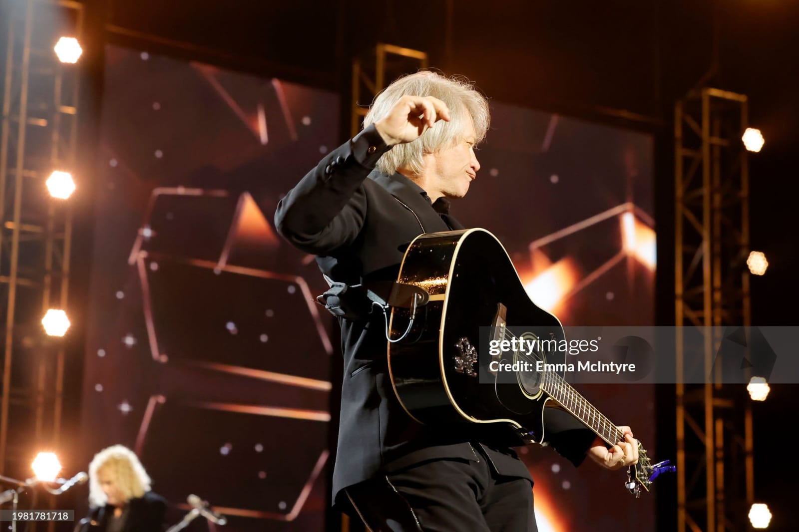 Jon Bon Jovi recebe prêmio na cerimônia do Grammy 